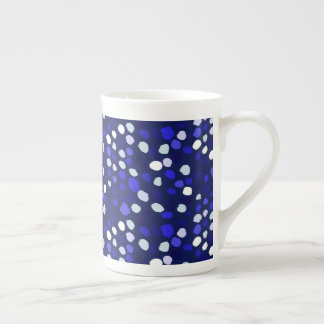 Blå prickar Flerfärgad rolig geometrisk design Benporslin Mugg