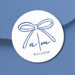 Blå ritad Bow Whimsical Bröllop Monogram Runt Klistermärke<br><div class="desc">Blå Hand plockade Bow Whimsical Bröllop Monogram Classic Round Sticker. Minimalistisk europeisk inspirerad rundabordsbröllop. Dessa enkla och elegant runda bröllopsmärken är perfektens beröring för förslutningshöljen, dekorera favörer eller lägga till en personlig inslag till dina bröllop-detaljer. Med inspiration av tidlös Fransk, italiensk och europeisk estetik har konstruktionen en hand plockade-båge parad...</div>
