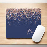 Blå Ro-Guld - Monogram för  Rosa Glitter Musmatta<br><div class="desc">Flaggan Blue och Ro Guld -  Rosa Gnistra Glitter Brushed Metall Monogram Namn och Initial Mousepad (musknapp). Det gör perfekten söt 16-årsjubileum,  bröllop,  möhippa,  årsdag,  babydusch eller bachelorette-fest för någon som glam lyxen och chic stilar i kärlek.</div>