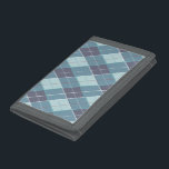 Blå röd argylilja, mönstrad plaid golf<br><div class="desc">Blå,  vit,  rött argument med pläterad golfplånbok. Traditionell golfingargyle (argyll) diamantmönstrad golfplatta. Perfekt att behålla lite pengar med dina golfklubbar. Designad av www.mylittleeden.com på zazzle.</div>