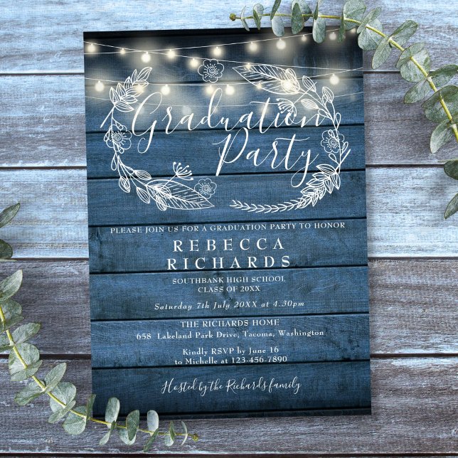 Blå Rustika Trädgårdsbelysningar Examensfest Inbjudningar (Blue Rustic Wood String Lights Graduation Party Invitation)