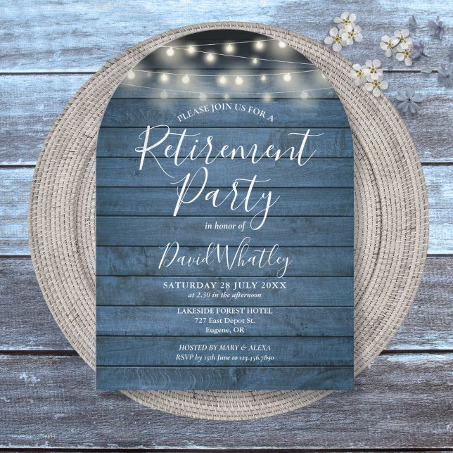 Blå Rustika Trädgårdslyktor Pensionärsfest Inbjudningar (Blue Rustic Wood String Lights Retirement Party Invitation)