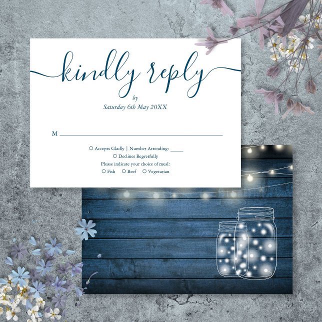 Blå Rustika Trästrängljus Script Bröllop OSA Kort (Blue Rustic Wood String Lights Script Wedding RSVP Card)