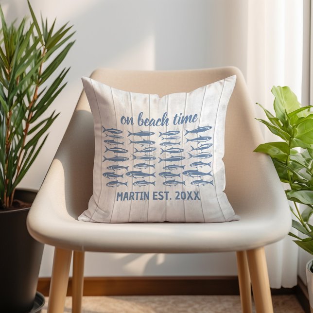 Blå Sardiner Strand Tid Familjenamn Kudde (Customizable sardine "On beach time" pillow. Personalized with your family name and established date)