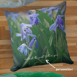 Blå scilla-blommor i vår-trädgården kudde