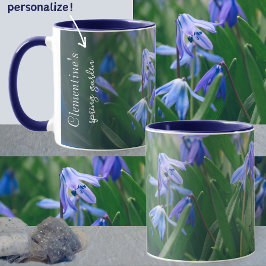 Blå scilla-blommor i vår-trädgården mugg