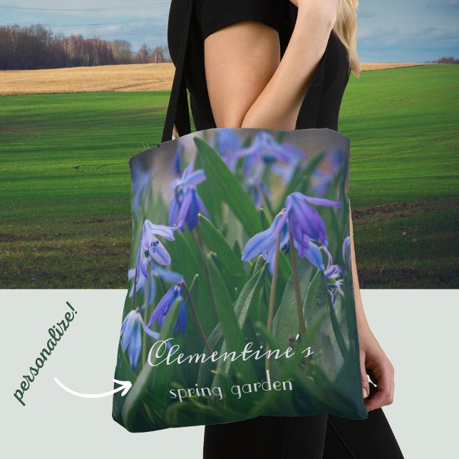 Blå scilla-blommor i vår-trädgården tygkasse (Skapare uppladdad)