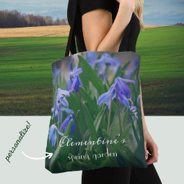 Blå scilla-blommor i vår-trädgården tygkasse