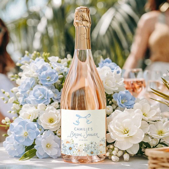 Blå slinga och blomsterbröllop Bröllopsfest  (Blue Flower and Bow Bridal Shower Garden Party Wine Label)