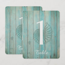 Blå snigelskal på trä strand bröllopsbord nummer