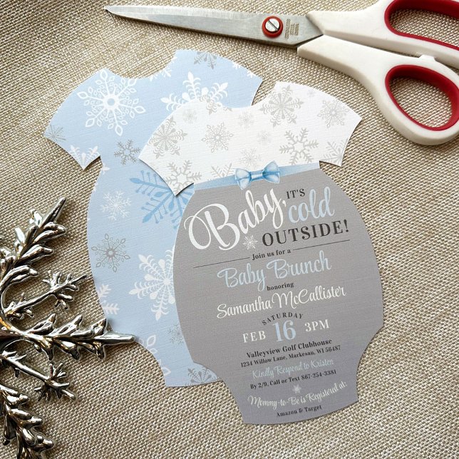 Blå snöflingor i den egna bojkostymen Baby Inbjudningar (Snowflake winter baby boy shower DIY bodysuit shape invitation, blue & gray, printed ribbon bow)
