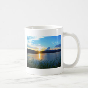 Blå solnedgång i sjö kaffemugg