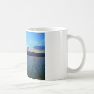 Blå solnedgång i sjö kaffemugg