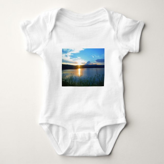 Blå solnedgång i sjö t-shirt (Framsida)
