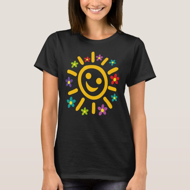 Blå sommarmoln i sol, färgade blommor och roligt t shirt (Framsida)