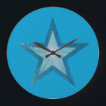 Blå stjärna, rund blå stor klocka<br><div class="desc">Modern design med en "skuggande" blå och vit stjärna på blå bakgrund. Väggklocka med anpassade som du kan anpassa med din egen text, bilder och dina idéer. Observera att detta är en tryckt bild som skapats med originalfotografier och digitalteknik, som inte skiner eller innehåller riktiga miniatyrbilder.</div>