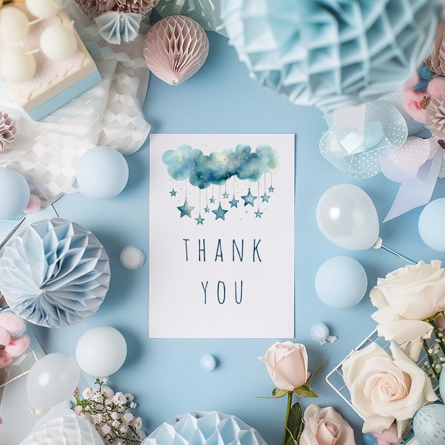 Blå stjärnor tack vare ditt platta kort (Soft, pastel colours, starry sky, and fluffy clouds blue thank you card)
