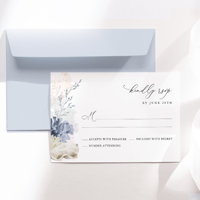 Blå Strand Kustsnäckor Bröllop OSA Kort (Coastal Blue Seashell Wedding RSVP Card Beach Wedding Stationery, Elegant Destination Respond Card)