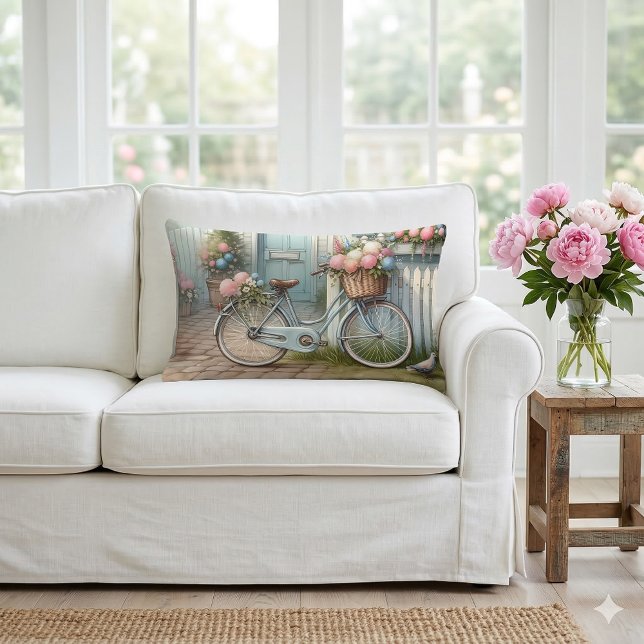 Blå Stugcykel med vårblomsterkorg Lumbarkudde (Blue Cottage Bike with Spring Flower Basket Lumbar Pillow On White Sofa)