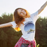 Blå Sunset Mountain Anpassningsbar Family Reunion  T Shirt<br><div class="desc">Den här coolans blå vintage över rocky mountains i naturen gör en underbar bild av en uppsättning anpassade t-shirts för familjeåterförening,  resa eller sommarsemester. Minneshögtidlighålla ert bergsområde resa med matchande naturskyddskrav för mamma,  pappa,  bror och syster. Lägg bara till ditt eget efternamn och året med vår anpassning till verktyg.</div>