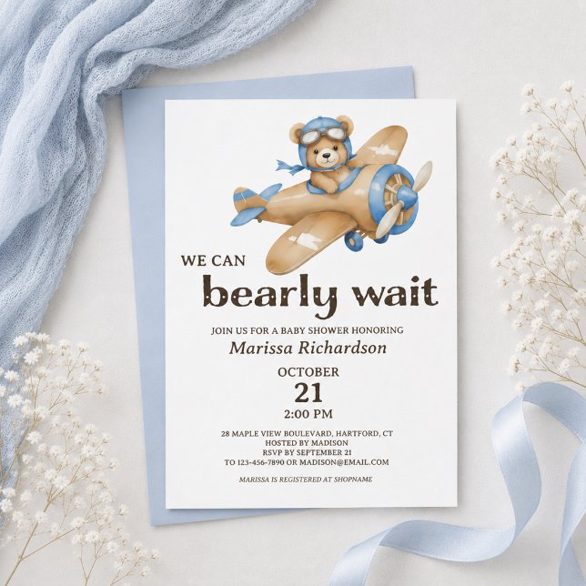 Blå Teddybjörn Pojke Bebis Shower Inbjudan (cute we can bearly wait teddy bear pilot baby boy shower invitation with personalized details)