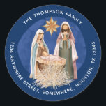Blå textur för Namn Adress Guld Runt Klistermärke<br><div class="desc">Ett vackert målat Nativitetscen,  med Mary,  Joseph och baby Jesus i en manger i mitten,  på en mörk blått bakgrund med vita bokstäver. Anpassa enkelt ditt namn som är böjt ovanför och returadressen böjd nedan.</div>