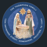 Blå textur för Namn Adress Guld Runt Klistermärke<br><div class="desc">Ett vackert målat Nativitetscen,  med Mary,  Joseph och baby Jesus i en manger i mitten,  på en mörk blått bakgrund med vita bokstäver. Anpassa enkelt ditt namn som är böjt ovanför och returadressen böjd nedan.</div>