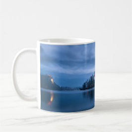Blå timma vid fotomandslandskapet i Sjö Kaffemugg
