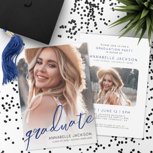 Blå Trendig Script Examen Foto Utexamination Inbjudningar (Blue Trendy Script Graduate Photo Graduation Invitation)