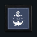 Blå vågankare Bröllop V2 Wht/marin ID836 Minnesask<br><div class="desc">Biet i denna elegant bröllop-svit har en klassisk nautisk stil med ett rent, minimalistiskt utseende. Stilistiskt vågar i skuggor från akvatblått till marinblått och en illustration av ankare och rep ger unika accenter. En marin blå bakgrund med vit bra och stor ankarbild ge i den här bröllop presentrutan är ett...</div>