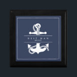 Blå vågankare Bröllop V2 Wht/marin ID836 Minnesask<br><div class="desc">Biet i denna elegant bröllop-svit har en klassisk nautisk stil med ett rent, minimalistiskt utseende. Stilistiskt vågar i skuggor från akvatblått till marinblått och en illustration av ankare och rep ger unika accenter. En marin blå bakgrund med vit bra och stor ankarbild ge i den här bröllop presentrutan är ett...</div>