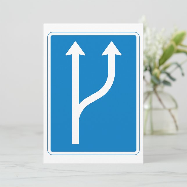 Blå Vägschild Två Raka Pilar Inbjudningar (Skapare uppladdad)