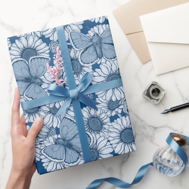 Blå vår, vild blommor, daisy som omger pappra presentpapper (Gifting)