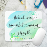Blå vattenfärg med Monogram Blue Watercolor för Wo Musmatta<br><div class="desc">"Bakom varje framgångsrik kvinna är sig själv." Vem behöver prins Charming? Gör ditt eget "lyckliga efter" och anamma "flickmakt" varje gång du användor den här snyggten, färglös inspirerande feministisk egennamn mousepad med söt svart, handskriven manustypografi som täcker en akvatisk turkos blå grönt ombre vattencolor stänk. Skriv bara i valfri namn...</div>