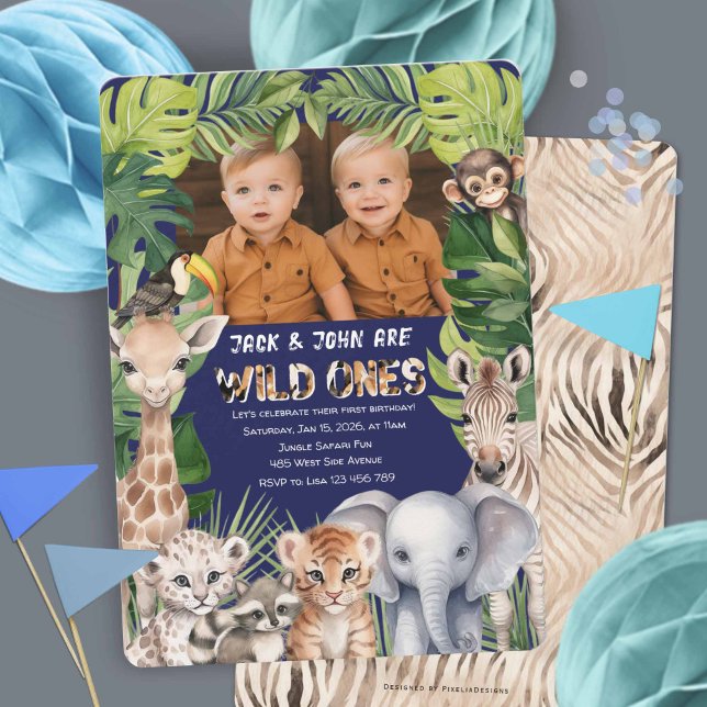 Blå Vild ett, Twillingar Photo Safari tema Inbjudningar (Twins wild one, baby boy 1st birthday invitation, navy blue, safari jungle animals theme.
)