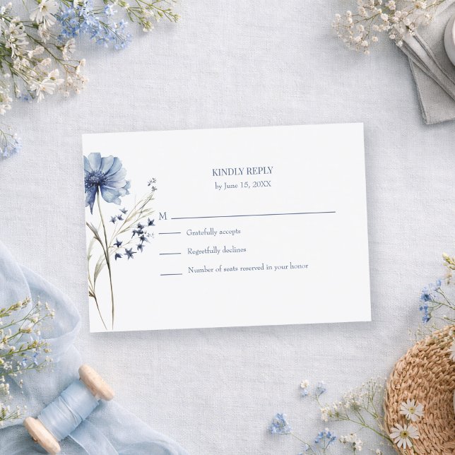 Blå vildblomma RSVP-kort med adresserad baksida OSA Kort (Blue Wildflower RSVP Card with Addressed Back on a romantic table with dusty blue tiny wildflowers)