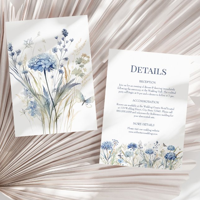 Blå Vildblommor Bröllopsdetaljer Bifogad Karta Inbjudningar (Blue Wildflowers Wedding Details Enclosure Card on a sunny dry palm leaf.)