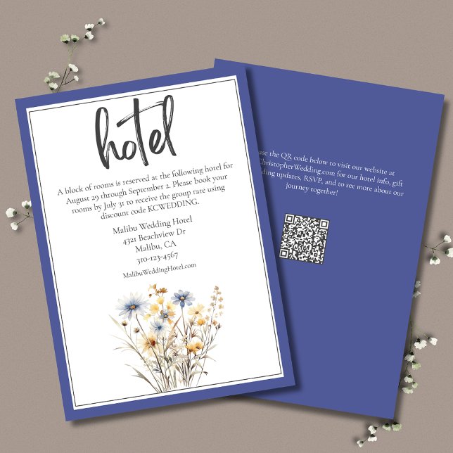 Blå Vildblommor Formell Elegant Bröllopshotell Tilläggskort (Blue Wildflowers Formal Elegant Wedding Hotel Enclosure Card with QR Code.)