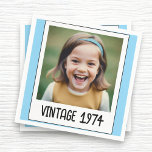 Blå Vintage Milestone Birthday Photo Keepsak Pappersservett<br><div class="desc">Lägg till lite nostalgi i firande med Vintage Milestone Birthday Photo Keepsak Napkins. Dessa blöjor har en charmerande vintage och kan vara personlig med favoritfoto- och födelsedagskalender. De skapar dem ett unikt och minnesvärt tillägg till evenemanget. De är gjorda av högkvalitativt absorberande material och är perfekt för att servera drycker...</div>