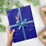 Blå vit abstrakt renar, modern jul presentpapper<br><div class="desc">Blå bakgrund,  och en mönster av vit abstrakt,  en linjesren. Anpassa och lägg till ditt namn och år. Text; God jul</div>