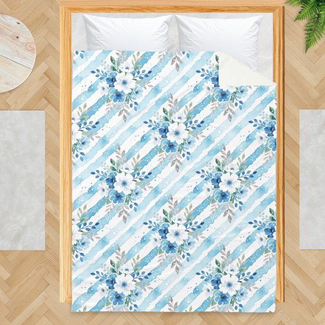 Blå Vit Blommig Randig Mönstrad Kustfleece Fleecefilt (A fleece blanket with blue and white floral and stripes pattern in a watercolor style)