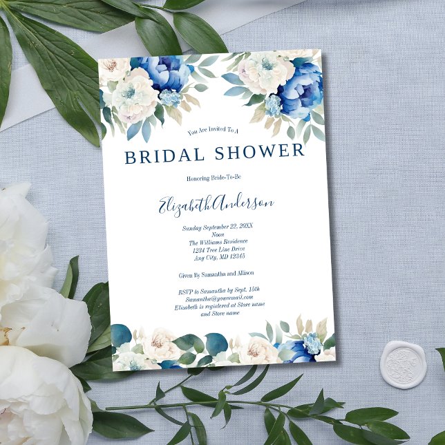 Blå vit Blommigt Elegant Inbjudningskort för möhip (Elegant Modern Blue White Floral Flowers Greenery Bridal Shower Invitation)