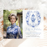 Blå vit Blommigt Porcelain 50:e födelsedagsfoto Inbjudningar<br><div class="desc">Fin chinoiseriinspirerad design med elegant blue och white porcelain ginger burk och en klassy vapensköld</div>