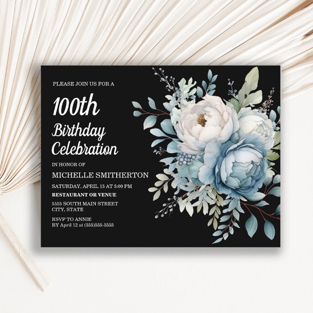 Blå vit Blommigt, svart Kvinnor 100:e födelsedagen Inbjudan Vykort (Blue and white floral on black 100th birthday party invitation)