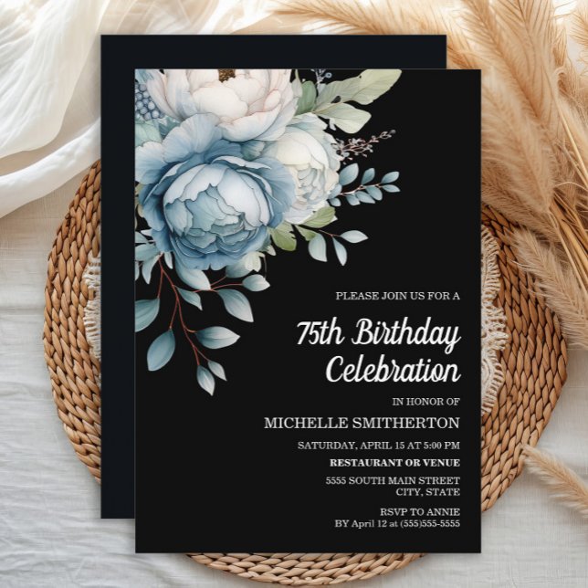 Blå vit Blommigt Svarta 75:e-födelsedag Inbjudningar (Dusty blue watercolor floral on elegant black 75th birthday party invitation.)