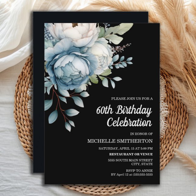 Blå vit blomster svart kvinnors 60-årsdag inbjudningar (Dusty blue floral on black 60th birthday party invitation)