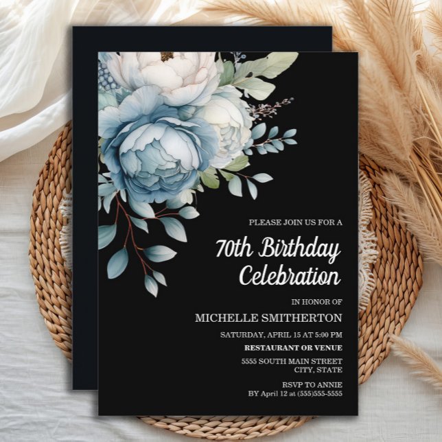 Blå vit blomster svart kvinnors 70-årsdag inbjudningar (Elegant dusty blue watercolor floral on black 70th birthday party invitation for women.)
