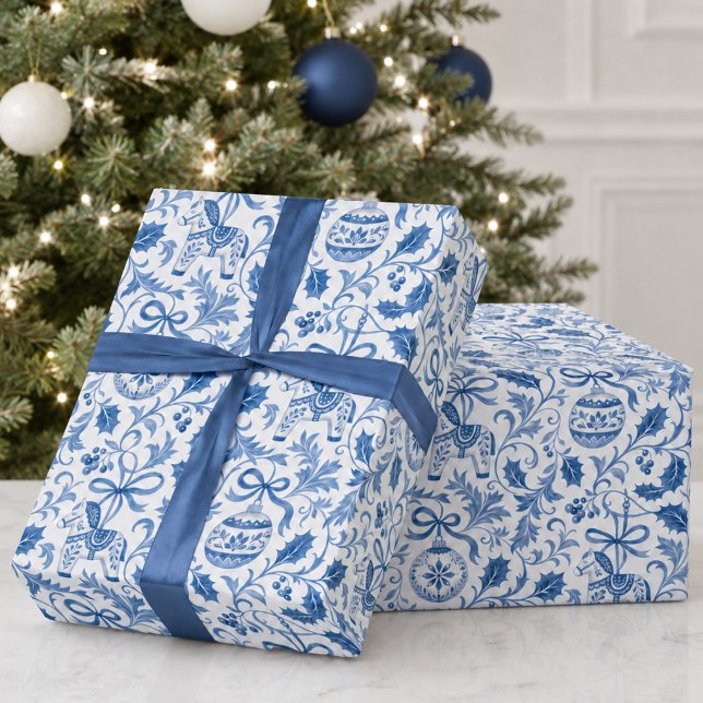 Blå vit julmönster presentpapper (elegant delft blue white christmas holiday scandinavian dala horse greenery ornaments wrapping paper)