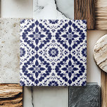 Blå vit, traditionell symmetrisk enkel Abstrakt Kakelplatta<br><div class="desc">Den här blå, traditionella, symmetriska keramiska plattan med enkel Abstrakt ger en elegans till vilket utrymme som helst. Med ett häpnadsväckande indigo-blått geometriskt mönster kombinerar den här plattan modern design med ett traditionellt estetiskt. Perfekt för att förbättra badrum, kök eller accentväggar, dess chic och sofistikerade utseende gör det till ett...</div>