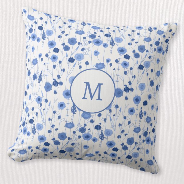 Blå Vit Vildblomma Monogram Initial Blomma Kudde (Coastal blue white personalized monogram initial wildflower meadow cottagecore throw pillow)
